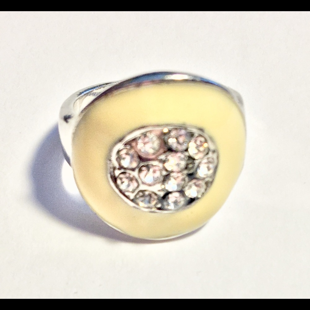 Oval Statement Ring NWT🏷 Size 5 - Picture 3 of 10